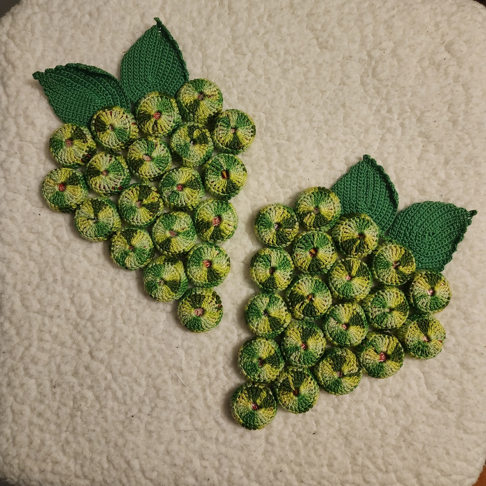 Vintage handmade trivet set green/yellow grapes